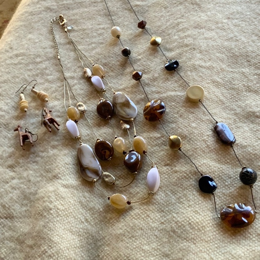 Chico’s stone and goldtone wire 3 strand necklace, single strand with earrings